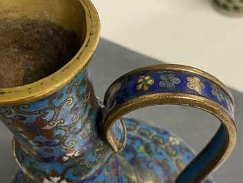 Een Chinese cloisonn&eacute; waterkan, 18/19e eeuw