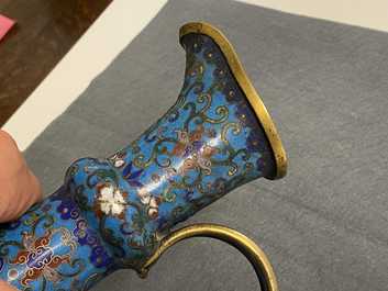Een Chinese cloisonn&eacute; waterkan, 18/19e eeuw