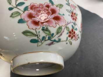 Een Chinese famille rose kom met floraal decor, Yongzheng