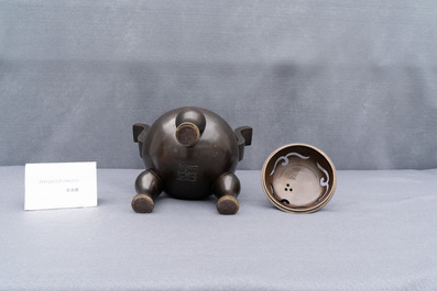 Un br&ucirc;le-parfum tripod couvert en bronze, Chine, marque de Qianlong, 19/20&egrave;me