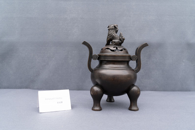 Un br&ucirc;le-parfum tripod couvert en bronze, Chine, marque de Qianlong, 19/20&egrave;me