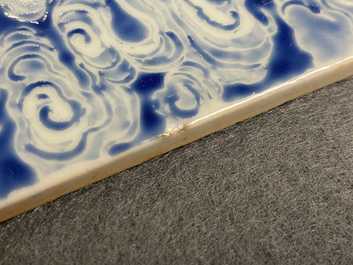 Een Chinese famille rose 'draken' plaquette, 19e eeuw