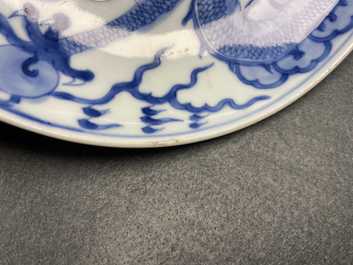 Een Chinees blauw-wit bord met een draak, Yongzheng merk en periode