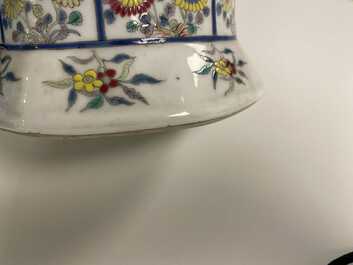 Een paar Chinese famille rose dekselvazen met mandarijneenden, Kangxi merk, Republiek