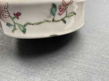 Een paar Chinese famille rose dekselpotten met floraal decor, Qianlong