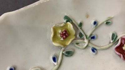 Een paar Chinese famille rose schotels met reli&euml;fdecor, Yongzheng