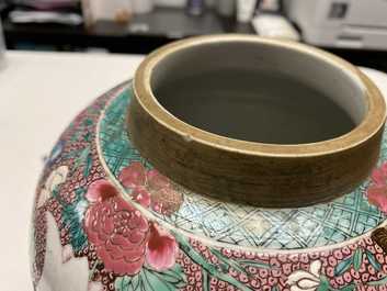Een paar Chinese famille rose dekselpotten met floraal decor, Qianlong