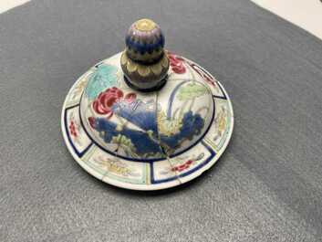 Een paar Chinese famille rose dekselvazen met mandarijneenden, Kangxi merk, Republiek