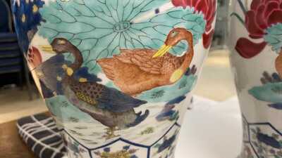 Een paar Chinese famille rose dekselvazen met mandarijneenden, Kangxi merk, Republiek