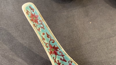 Vijf Chinese famille rose en polychrome lepels, Jiaqing en Daoguang merk en periode