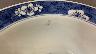 Een Chinese blauw-witte 'prunus op gebroken ijs' kom, Kangxi