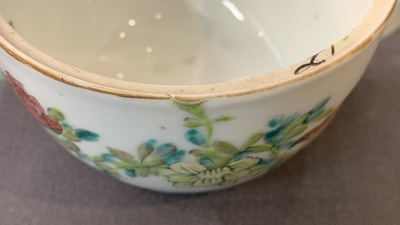 Twee Chinese qianjiang cai theepotten en een vierdelige dekseldoos, 19/20e eeuw