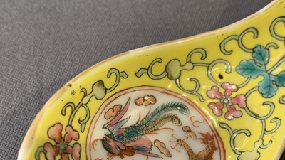 Vijf Chinese famille rose en polychrome lepels, Jiaqing en Daoguang merk en periode
