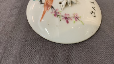 Twee Chinese qianjiang cai theepotten en een vierdelige dekseldoos, 19/20e eeuw