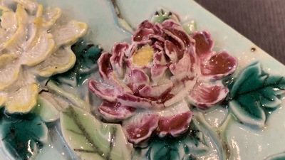 Een Chinees famille rose scrollgewicht met reli&euml;fdecor, halmerk, 19e eeuw