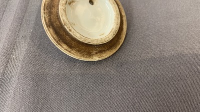 Twee Chinese qianjiang cai theepotten en een vierdelige dekseldoos, 19/20e eeuw