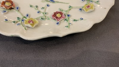 Een paar Chinese famille rose schotels met reli&euml;fdecor, Yongzheng