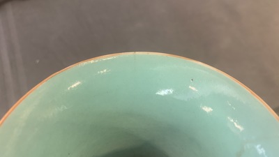 Een Chinese famille rose vaas met limoengroene fondkleur, Qianlong merk, Republiek