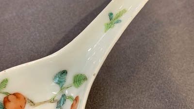 Vijf Chinese famille rose en polychrome lepels, Jiaqing en Daoguang merk en periode