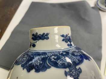 Een Chinees vijfdelig blauw-wit kaststel met floraal decor, Qianlong