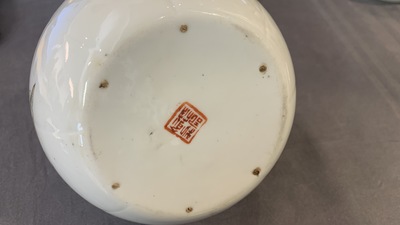 Twee Chinese qianjiang cai theepotten en een vierdelige dekseldoos, 19/20e eeuw