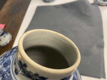 Een Chinees vijfdelig blauw-wit kaststel met floraal decor, Qianlong
