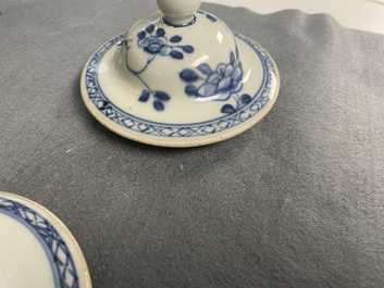 Een Chinees vijfdelig blauw-wit kaststel met floraal decor, Qianlong