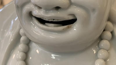 Une figure de Bouddha en porcelaine blanc de Chine de Dehua, Kangxi