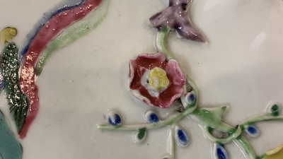 Een paar Chinese famille rose schotels met reli&euml;fdecor, Yongzheng