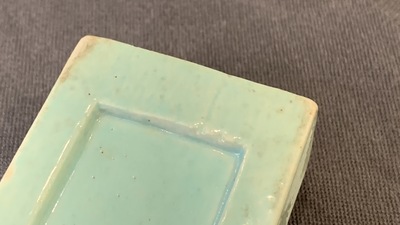 Een Chinees famille rose scrollgewicht met reli&euml;fdecor, halmerk, 19e eeuw