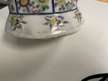 Een paar Chinese famille rose dekselvazen met mandarijneenden, Kangxi merk, Republiek