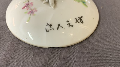 Twee Chinese qianjiang cai theepotten en een vierdelige dekseldoos, 19/20e eeuw