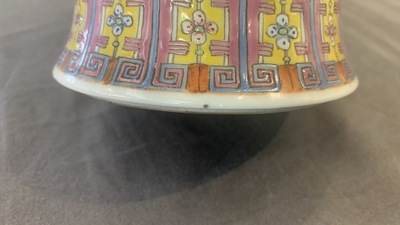 Een Chinese famille rose vaas met limoengroene fondkleur, Qianlong merk, Republiek