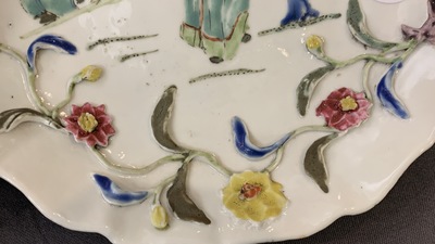Een paar Chinese famille rose schotels met reli&euml;fdecor, Yongzheng
