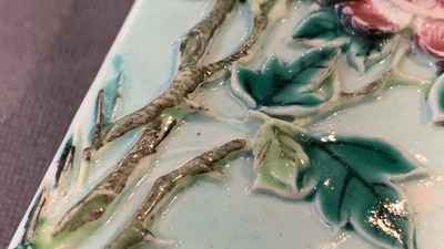 Een Chinees famille rose scrollgewicht met reli&euml;fdecor, halmerk, 19e eeuw