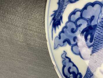 Een Chinees blauw-wit bord met een draak, Yongzheng merk en periode