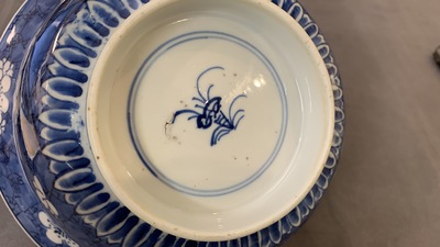 Een Chinese blauw-witte 'prunus op gebroken ijs' kom, Kangxi