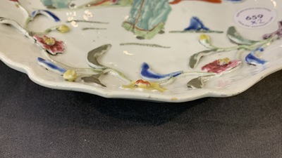 Een paar Chinese famille rose schotels met reli&euml;fdecor, Yongzheng