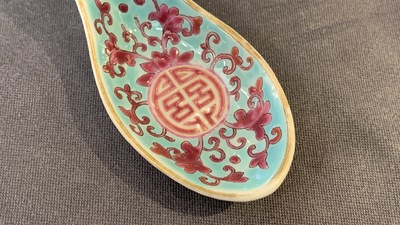 Vijf Chinese famille rose en polychrome lepels, Jiaqing en Daoguang merk en periode