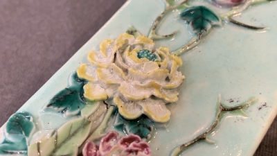 Een Chinees famille rose scrollgewicht met reli&euml;fdecor, halmerk, 19e eeuw