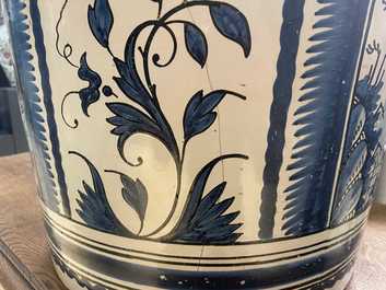 Een grote blauw-witte en mangane jardini&egrave;re met een landschap, Nevers, Frankrijk, 18e eeuw