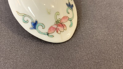 Vijf Chinese famille rose en polychrome lepels, Jiaqing en Daoguang merk en periode