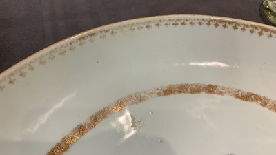 Une paire de plats en porcelaine de Chine armori&eacute;e aux armes de Ross of Balnagowan pour le march&eacute; &eacute;cossais, Qianlong