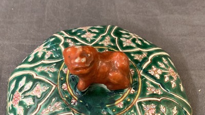 Een Chinese Bencharong dekselkom voor de Thaise markt, 19e eeuw