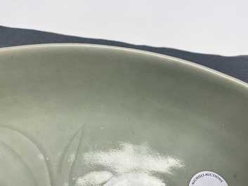 Een Chinese monochrome celadon schotel met onderglazuur floraal decor, 18/19e eeuw