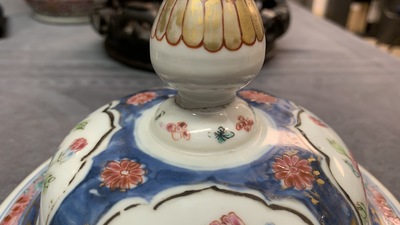 Een Chinese famille rose dekselvaas, Yongzheng
