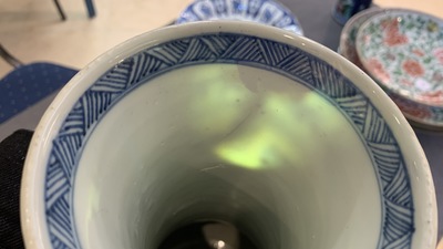 Een Chinese flesvormige blauw-witte vaas met floraal decor, Kangxi