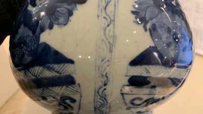 Een Chinese flesvormige blauw-witte vaas met floraal decor, Kangxi