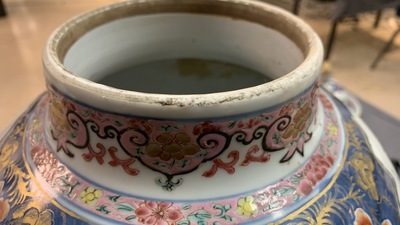 Een Chinese famille rose dekselvaas, Yongzheng