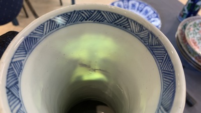 Een Chinese flesvormige blauw-witte vaas met floraal decor, Kangxi